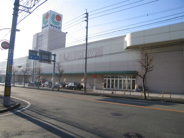 Shopping centre. Best Denki Sanribu Takasu to the store (shopping center) 1944m