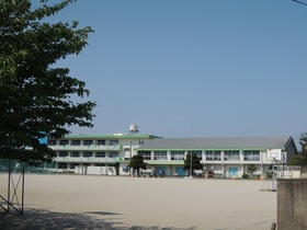 Primary school. 1220m to Kitakyushu Jozu Auditor elementary school (elementary school)