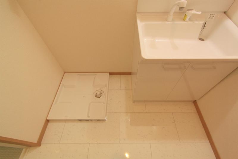 Wash basin, toilet. 2013 December 12, shooting