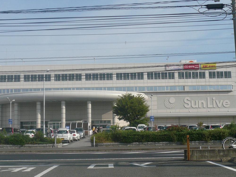 Shopping centre. Until Sanribu 2200m