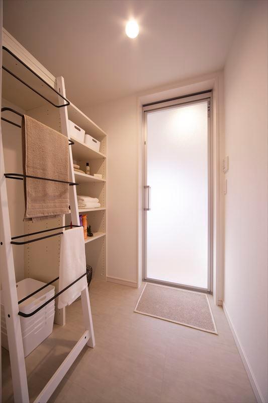 Other Equipment. Because it is installed in a full wall of the system storage, It is possible to accommodate finely divided from changing clothes to linen.