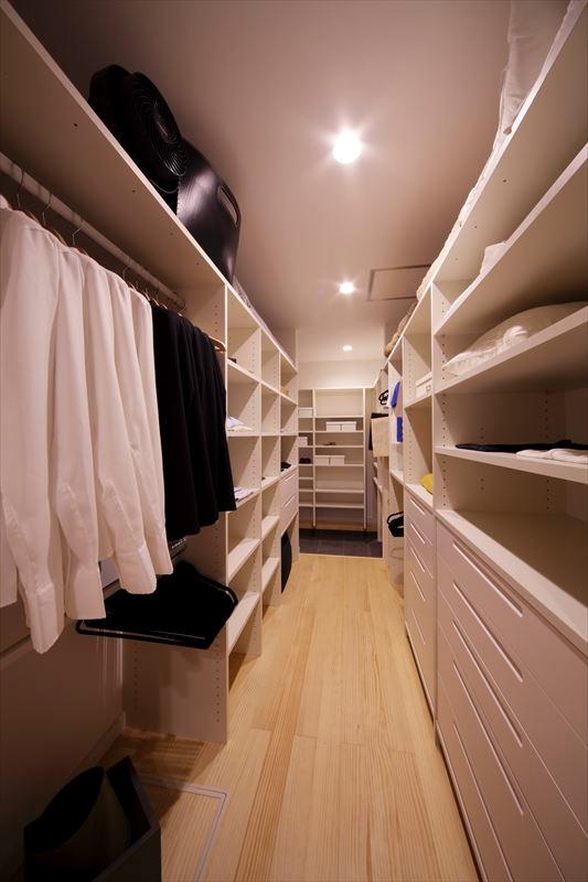 Other Equipment. From the hanger until the drawer, It is equipped with a system capable of accommodating that would according to the purpose of the family of clothing.