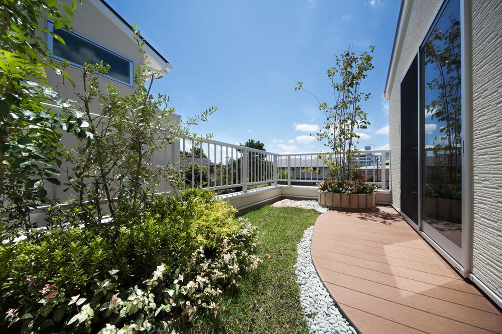 Green roof has thermal insulation effect of lowering the temperature of the roof, Expected increases in the reduction of the number of times of use cooler. Enjoy also the time of the hobby, such as home gardening and gardening, Green is a zone.