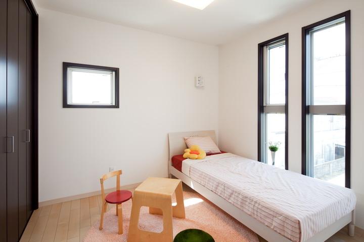 Non-living room. Balanced children's room of lighting is, Also equipped with closet.