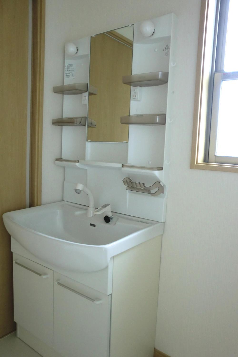 Wash basin, toilet. Washbasin with shower