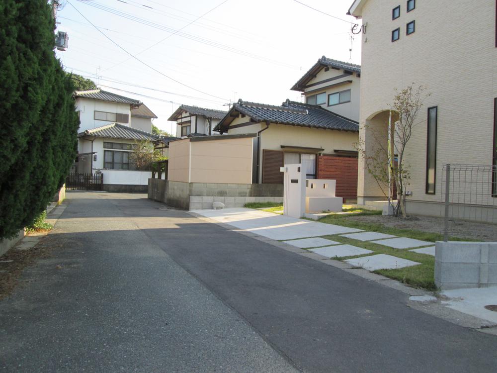 Local photos, including front road. No. 1 place the entire surface of the road