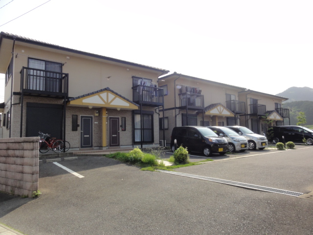 Building appearance. Parking two free ・ Is the water bill Free