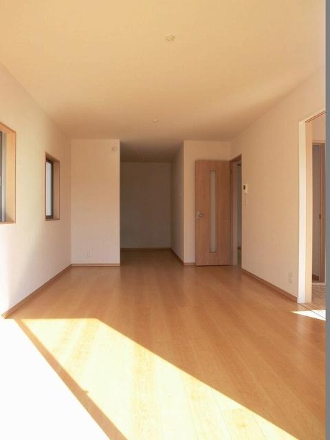 Living. LDK14.25 Pledge! Living south-facing!