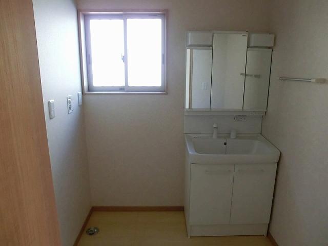 Wash basin, toilet. Washbasin Shampoo dresser!