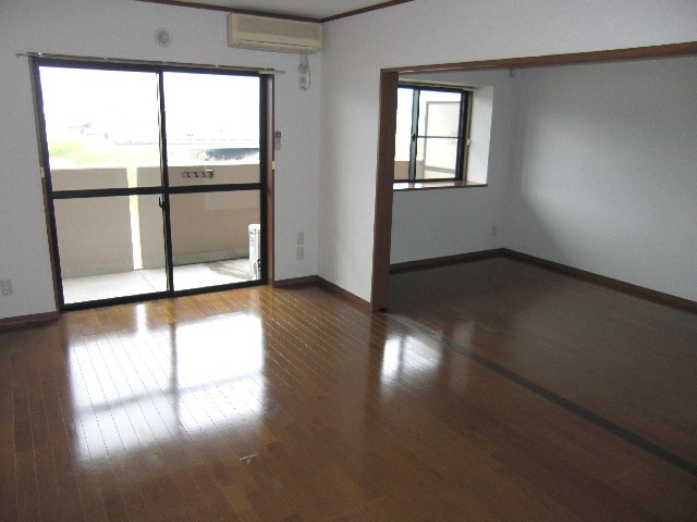 Living and room. Spacious living room ☆ 