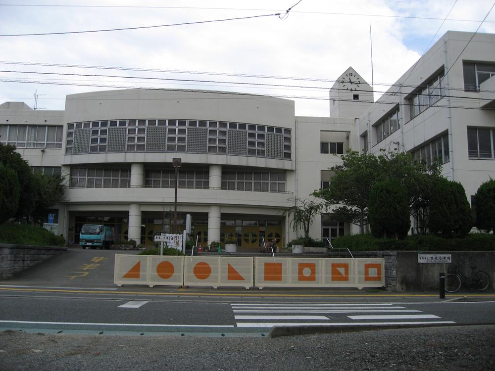 Primary school. 1170m to Koga City Hanami Elementary School