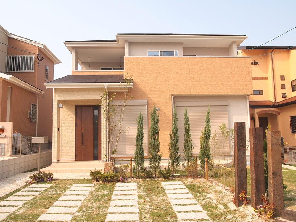 Local appearance photo. The outer wall fire protection ・ Dairaito specification with excellent durability, Siding stain-resistant fluorine processing!