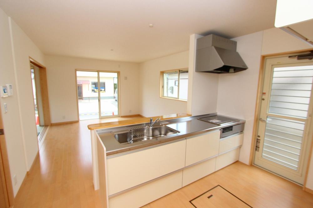 Bathroom. Bright, functional face-to-face kitchen