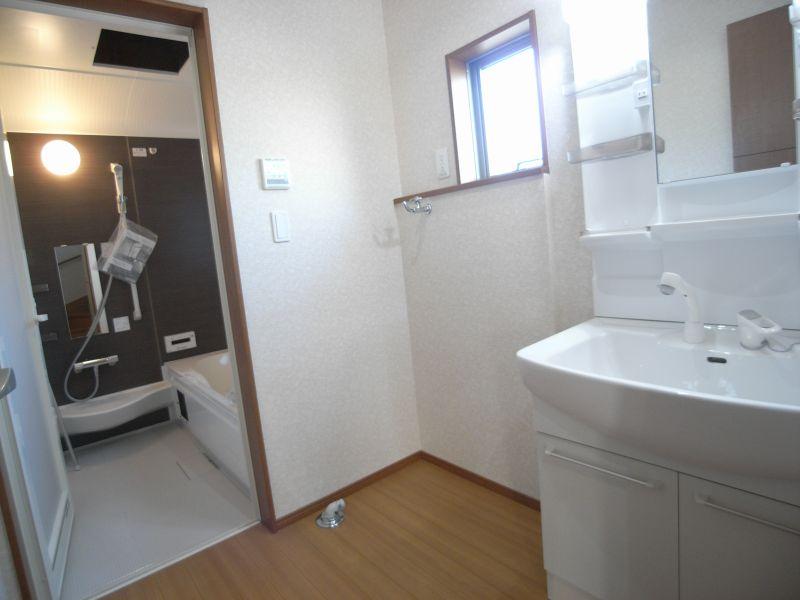 Wash basin, toilet. 4 Building (October 2013) Shooting