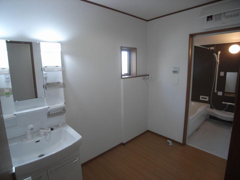 Wash basin, toilet. Building 3