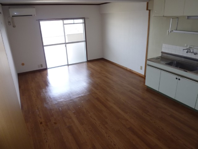 Living and room. LDK facing east