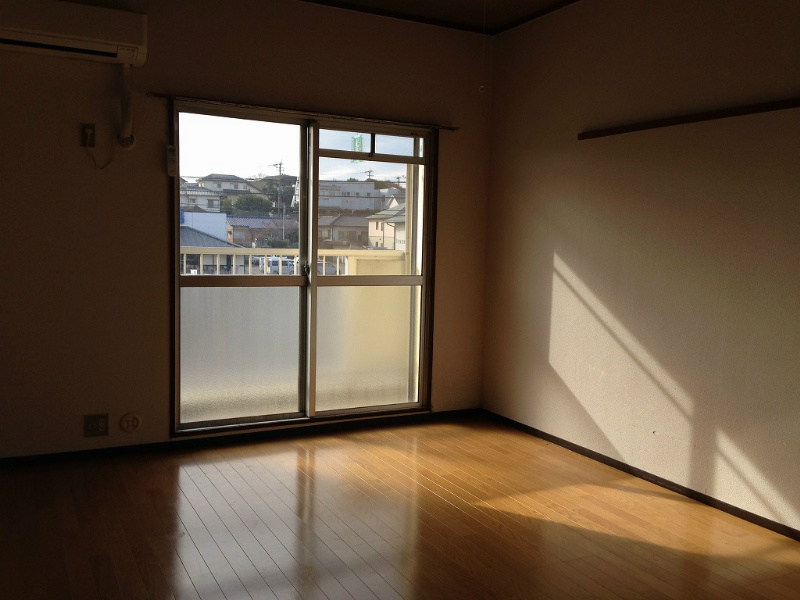 Living and room. wide!