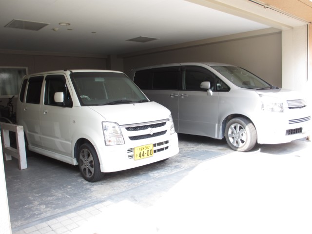 Building appearance. Parking lot