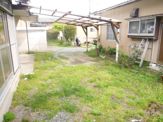 Building appearance. There is also a garden!