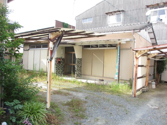 Building appearance. This large rental housing