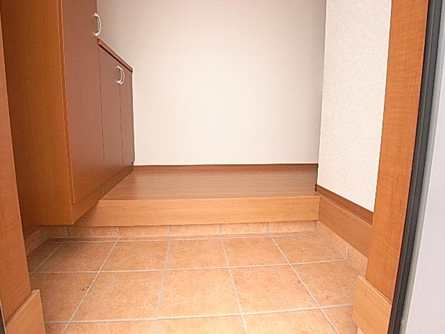 Entrance. Same specifications Photos