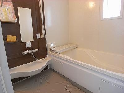 Bathroom.  [The photograph is a property of the same manufacturer and construction] Let's take a long day stretched out foot !!