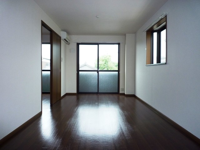 Living and room. Spacious living room