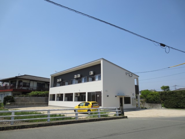 Building appearance. Because the entrance is also wide it is safe.