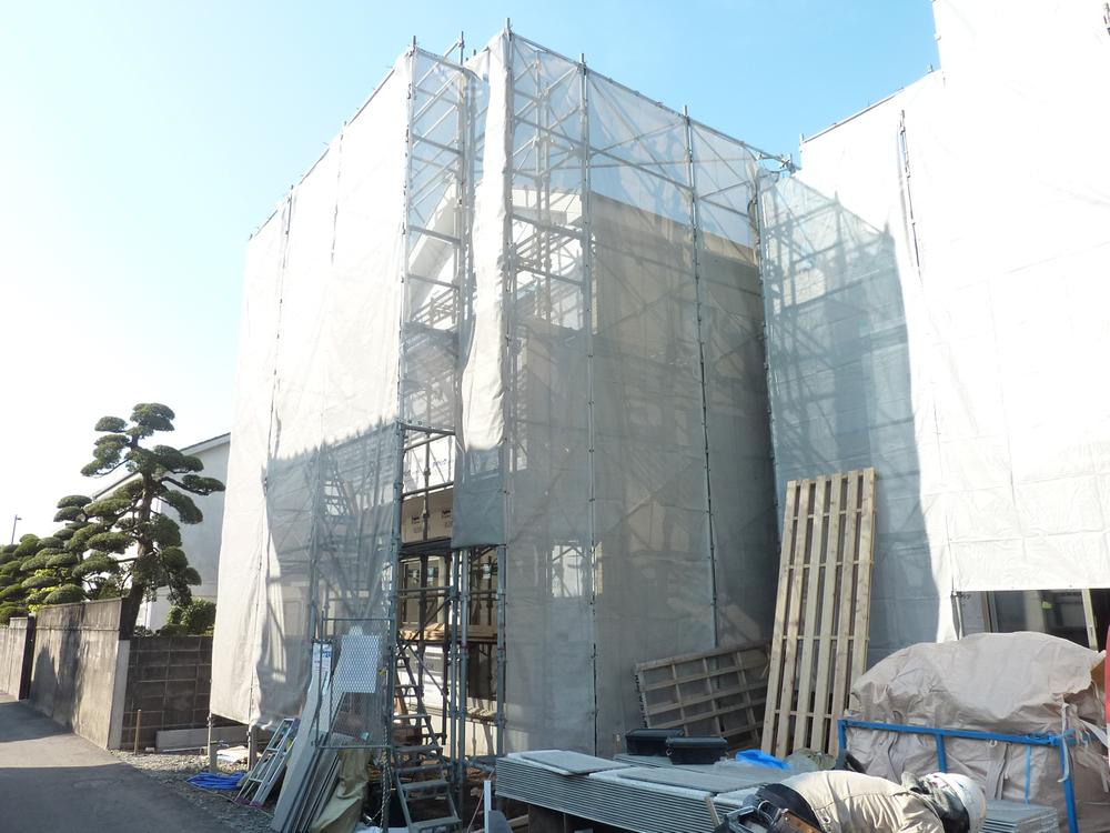 Local appearance photo. Construction in the photograph