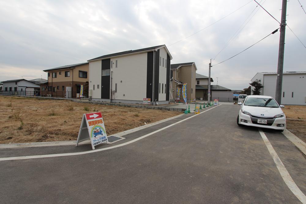 Local photos, including front road. It is also a spacious road
