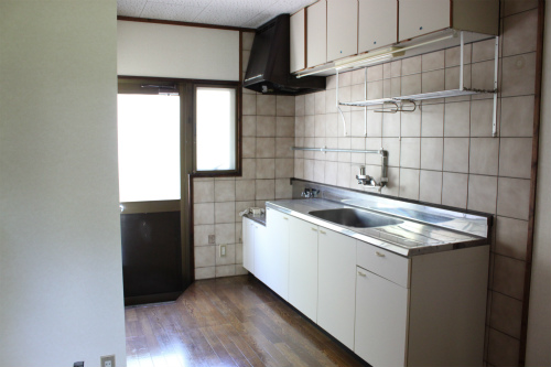 Kitchen. It will Hakadori also dishes spacious kitchen!