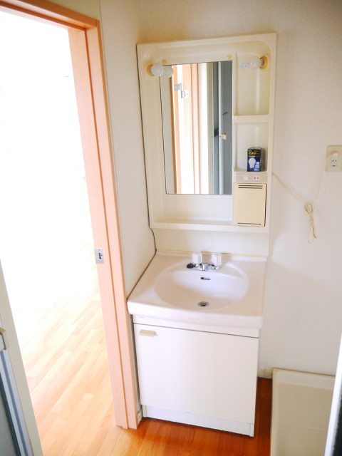 Other room space. State of the wash basin.