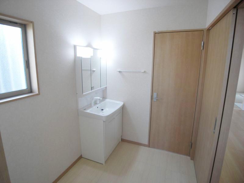 Wash basin, toilet. Building 2 Washbasin with shower