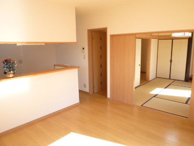 Living and room. Day ・ Ventilation good of living