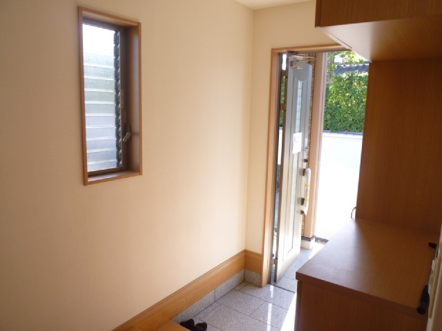 Entrance. Bright and spacious entrance