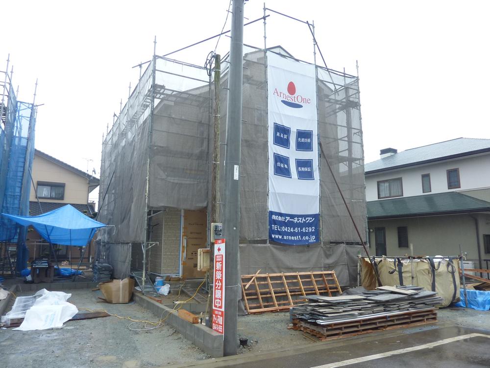 Local appearance photo. Construction in the photograph