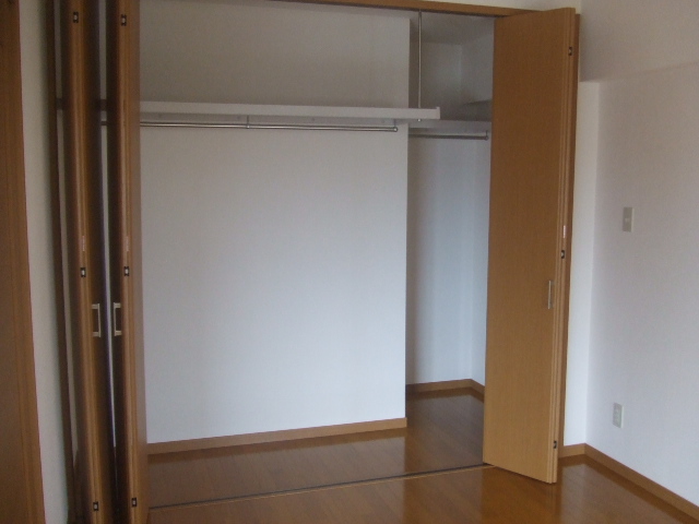 Receipt. spacious, Walk-in closet