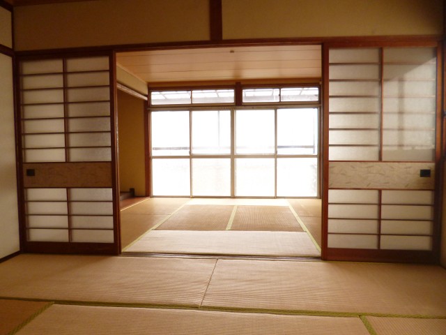 Living and room. The room is very bright! !