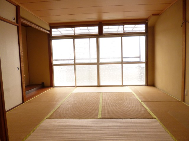 Other room space. Window side of the Japanese-style room is a whopping 8 pledge!