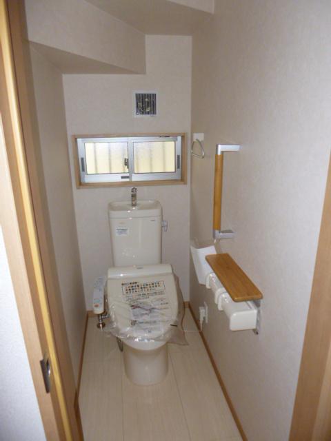 Toilet. Indoor (12 May 2013) Shooting