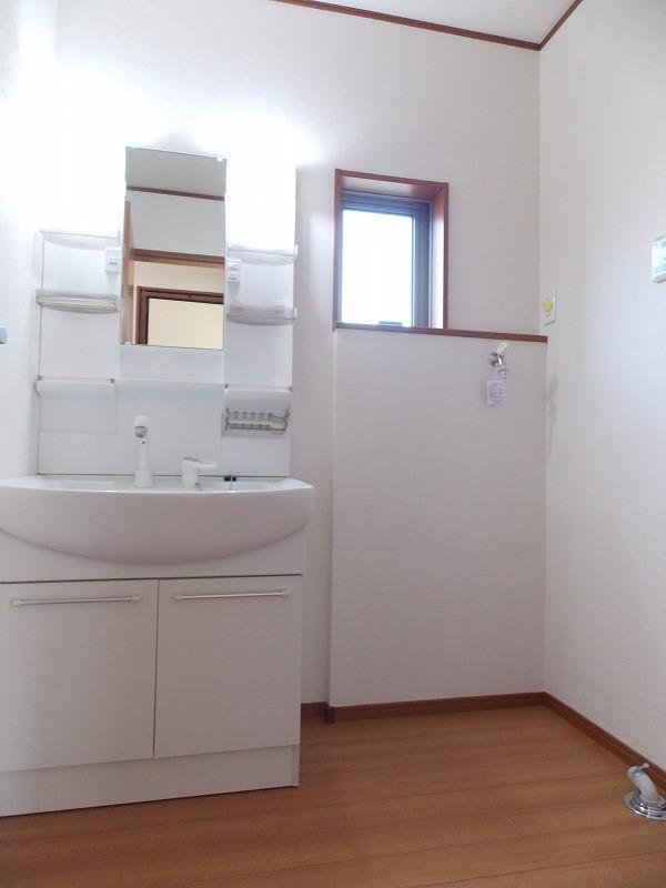 Wash basin, toilet. A wash basin and washing machine efficiently placed, It wasted no build (^^) / ~~~