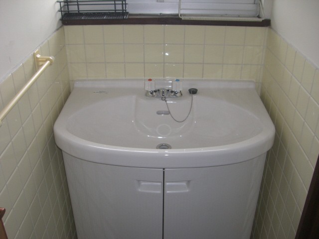 Other room space. Wash basin