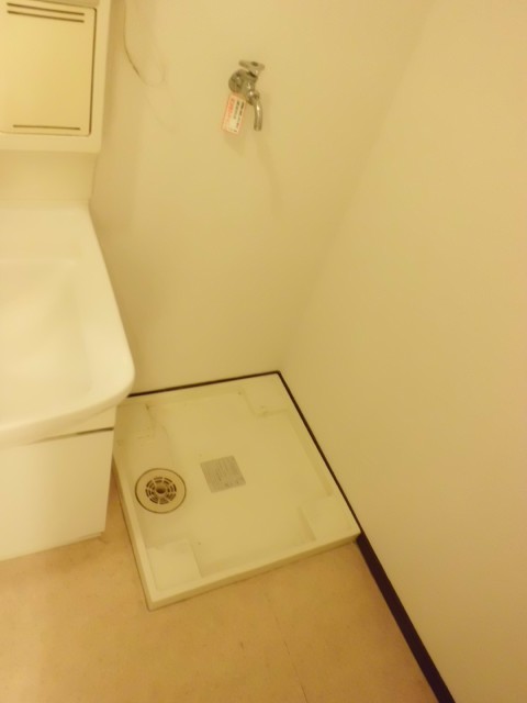 Other room space. This washing machine Storage.