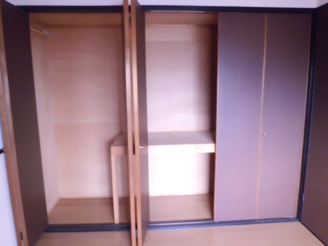 Other room space. Western-style is the storage.