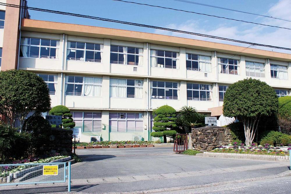 Primary school. Yobaru elementary school