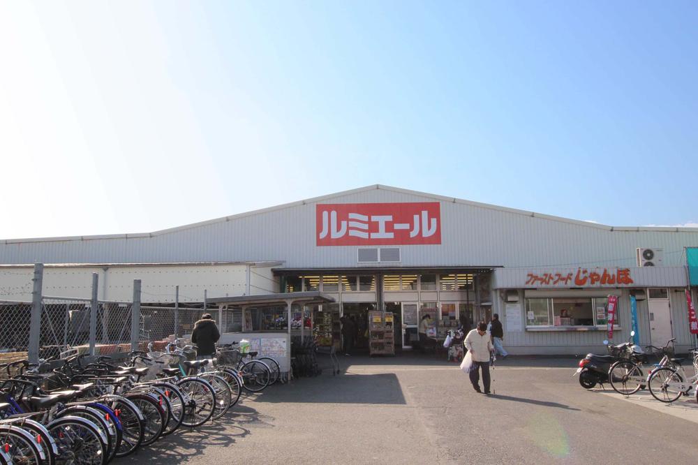 Supermarket. Lumiere