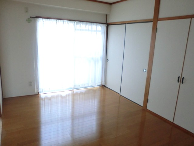 Other room space. Facing south