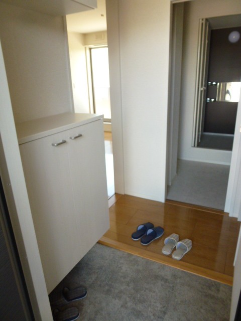 Entrance. Enter a lot shoes BOX