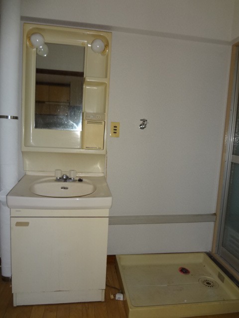 Other room space. Dressing here