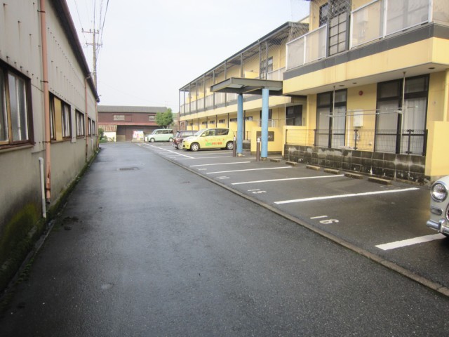 Building appearance. Parking lot